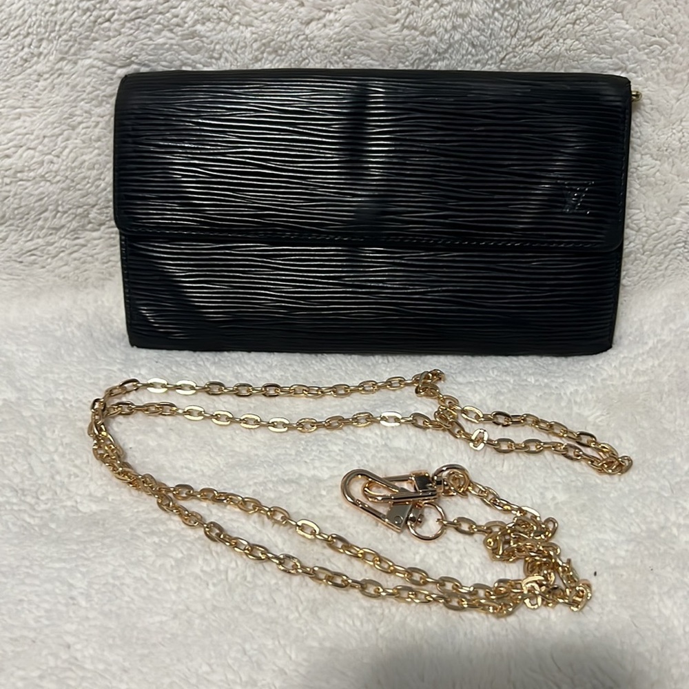 Louis Vuitton Black Sarah Epi Leather wallet w/ unbranded 45.5”gold chain bundle